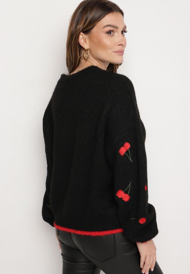 Born2be - Czarny Sweter z Domieszką Wełny z Motywem Wisienek Sintovia. Okazja: na co dzień. Kolor: czarny. Materiał: wełna. Styl: casual