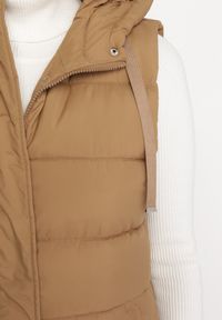 Born2be - Beżowa Długa Pikowana Kamizelka Zapinana na Napy i Suwak Ishtar. Kolor: beżowy. Długość: długie #5