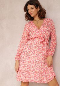 Renee - Różowa Sukienka Hellolea. Kolor: różowy. Materiał: materiał. Typ sukienki: kopertowe. Długość: mini #3