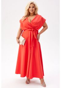 Moda Size Plus Iwanek - Elegancka sukienka Flavia na wesele - zmysłowy blask papai PLUS SIZE XXL. Okazja: na wesele, na ślub cywilny. Typ kołnierza: dekolt kopertowy. Kolekcja: plus size. Materiał: tkanina, poliester, elastan. Typ sukienki: dla puszystych. Styl: elegancki