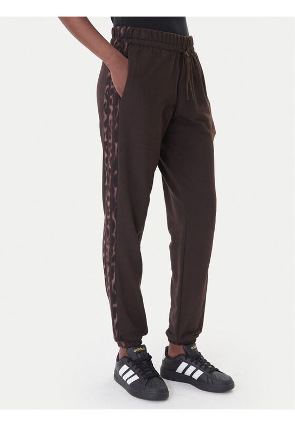 Adidas - adidas Spodnie dresowe Seasonal Essentials Leopard Print KA4720 Brązowy Regular Fit. Kolor: brązowy. Materiał: bawełna. Wzór: nadruk