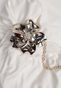 Born2be - Biały Elegancki Top Halter Ozdobiony Łańcuszkiem i Kwiatową Broszką Idisara. Okazja: na co dzień. Typ kołnierza: dekolt halter. Kolor: biały. Materiał: jeans. Wzór: kwiaty, aplikacja. Styl: elegancki #6