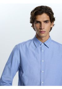 Reserved - Koszula regular fit w paski - jasnoniebieski. Kolor: niebieski. Materiał: tkanina, bawełna. Wzór: paski #1