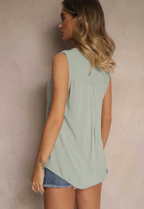 Renee - Zielona Bluzka z Wiskozy z Wycięciem przy Dekolcie Tilenera. Okazja: na co dzień. Kolor: zielony. Materiał: wiskoza. Styl: klasyczny, casual, elegancki