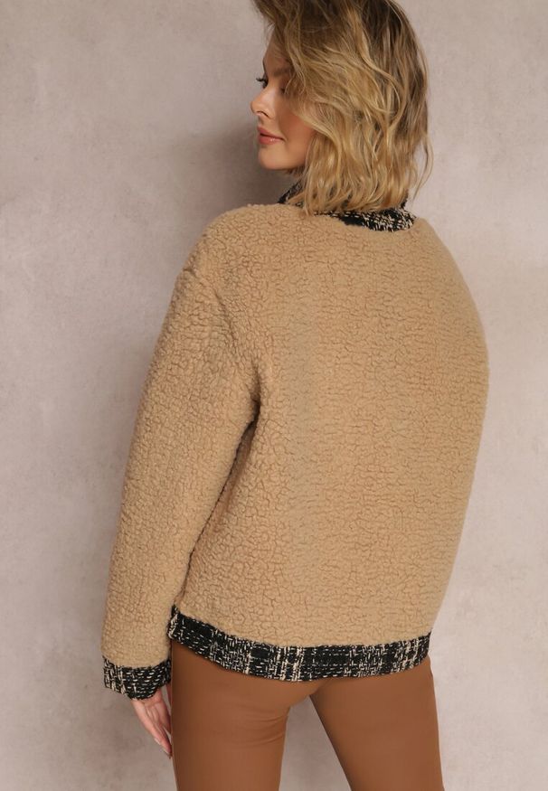 Renee - Beżowa Kurtka Oversize z Futerka Baranek Lesova. Okazja: na co dzień. Kolor: beżowy. Materiał: futro. Sezon: jesień. Styl: elegancki, casual