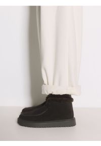 Reserved - Zamszowe śniegowce - ciemnobrązowy. Kolor: brązowy. Materiał: zamsz #1