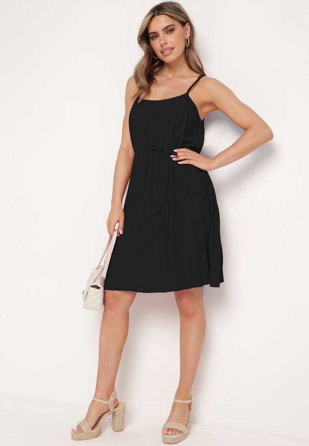 Born2be - Czarna Sukienka z Regulowanymi Ramiączkami z Materiałowym Paskiem Liata. Okazja: na spacer, na imprezę. Typ kołnierza: dekolt w kształcie V. Kolor: czarny. Materiał: materiał. Długość rękawa: na ramiączkach. Sezon: lato