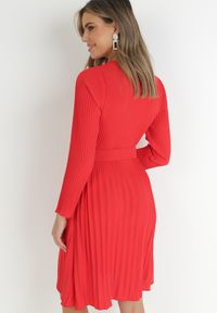Born2be - Czerwona Sukienka Plisowana z Paskiem Flyne. Kolor: czerwony. Długość rękawa: długi rękaw. Styl: elegancki. Długość: mini #3