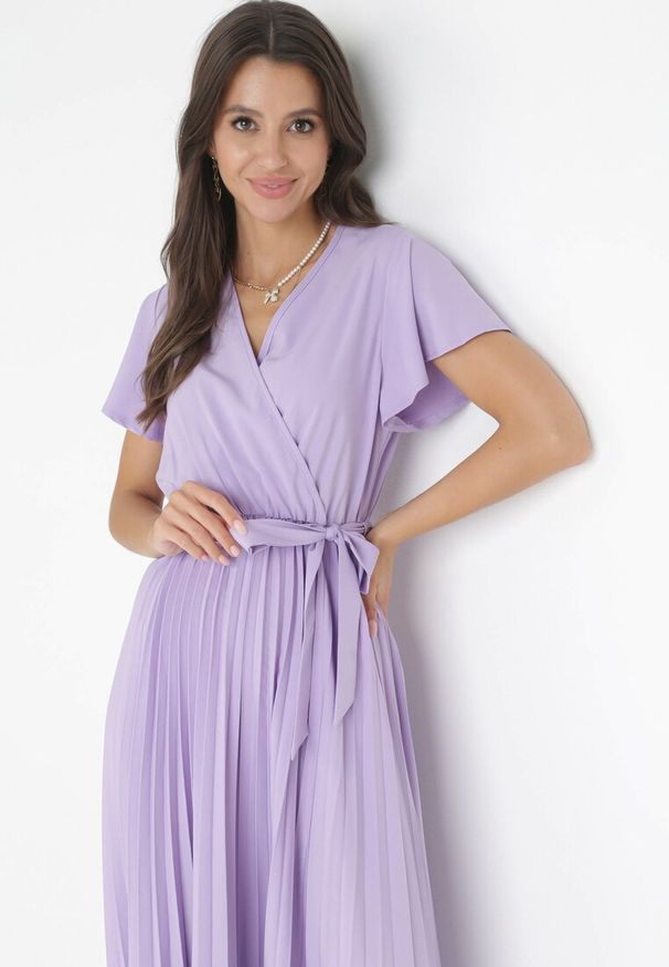Born2be - Fioletowa Elegancka Sukienka Maxi w Plisy z Kopertowym Dekoltem i Wiązaniem Thessi. Kolor: fioletowy. Sezon: lato. Typ sukienki: kopertowe. Styl: elegancki. Długość: maxi