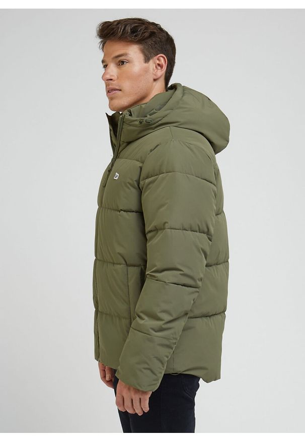 Lee - LEE PUFFER JACKET MĘSKA KURTKA ZIMOWA Z KAPTUREM CIEPŁA OLIVE GROVE L87NNYA61. Typ kołnierza: kaptur. Sezon: zima
