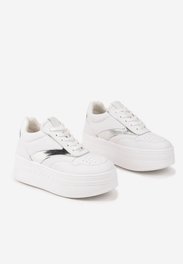 Renee - Biało-Srebrne Sznurowane Sneakersy Vices na Platformie z Metalicznymi Paskami Neliawen. Nosek buta: okrągły. Zapięcie: pasek. Kolor: biały. Materiał: jeans. Obcas: na platformie