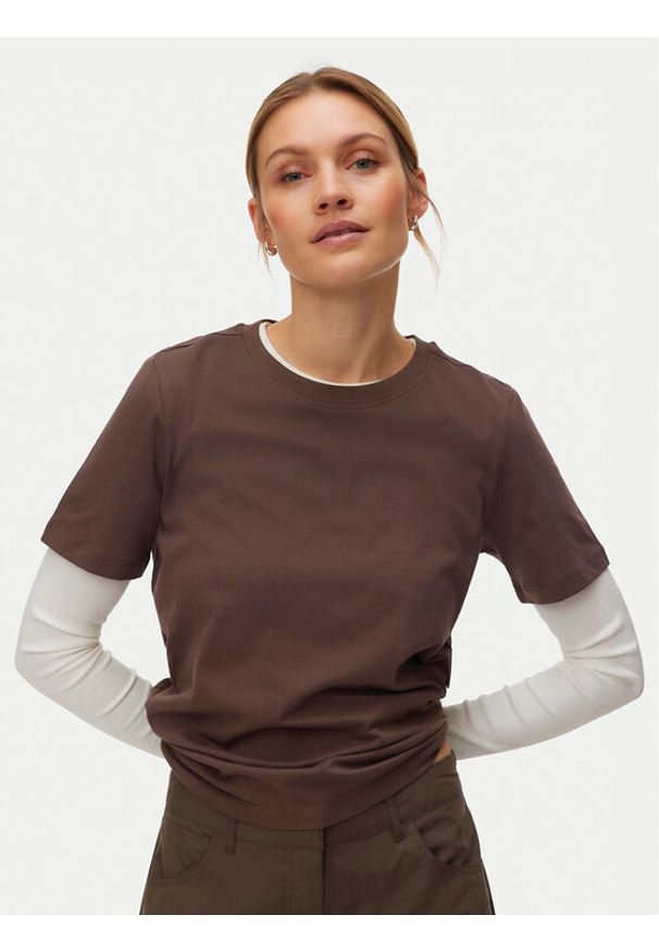 Vero Moda T-Shirt Paulina 10316991 Brązowy Regular Fit. Kolor: brązowy. Materiał: bawełna