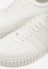 Born2be - Białe Sneakersy na Grubej Podeszwie z Tłoczeniem i Ozdobnymi Paskami Ralis. Okazja: na co dzień. Zapięcie: pasek. Kolor: biały. Materiał: jeans, dresówka #8