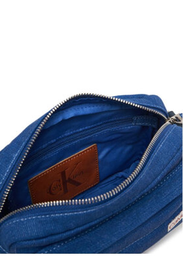 Calvin Klein Saszetka Sleek Denim Utility Camera Bag LV04D3432G Niebieski. Kolor: niebieski. Materiał: materiał