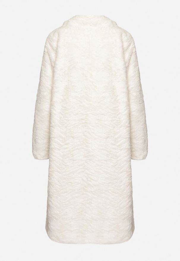 Born2be - Biały Elegancki Płaszcz Jednorzędowy z Pluszowego Futerka Vertizelle. Okazja: na co dzień. Kolor: biały. Materiał: futro. Styl: elegancki