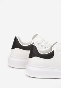 Born2be - Biało-Czarne Sneakersy Phoebia. Nosek buta: okrągły. Kolor: biały. Szerokość cholewki: normalna #4