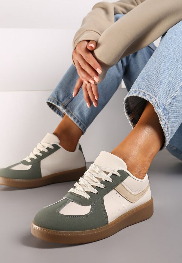 Renee - Zielone Sneakersy na Niskiej Platformie z Metalicznymi Wstawkami Dalivia. Okazja: na co dzień. Nosek buta: okrągły. Zapięcie: sznurówki. Kolor: beżowy. Materiał: materiał. Wzór: aplikacja. Obcas: na platformie. Wysokość obcasa: niski