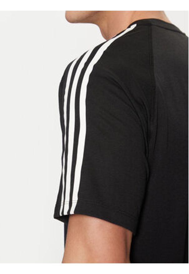 Adidas - adidas Koszulka techniczna Own the Run 3-Stripes IQ3834 Czarny Regular Fit. Kolor: czarny. Materiał: syntetyk. Sport: bieganie