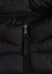 Born2be - Czarna Pikowana Kurtka w Klasycznym Stylu Nelaniel. Okazja: na co dzień. Kolor: czarny. Materiał: jeans. Styl: klasyczny #6