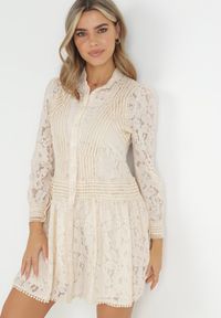 Born2be - Jasnobeżowa Koszulowa Sukienka z Koronką Jolley. Kolor: beżowy. Materiał: koronka. Długość rękawa: długi rękaw. Wzór: koronka. Typ sukienki: koszulowe. Długość: mini #4