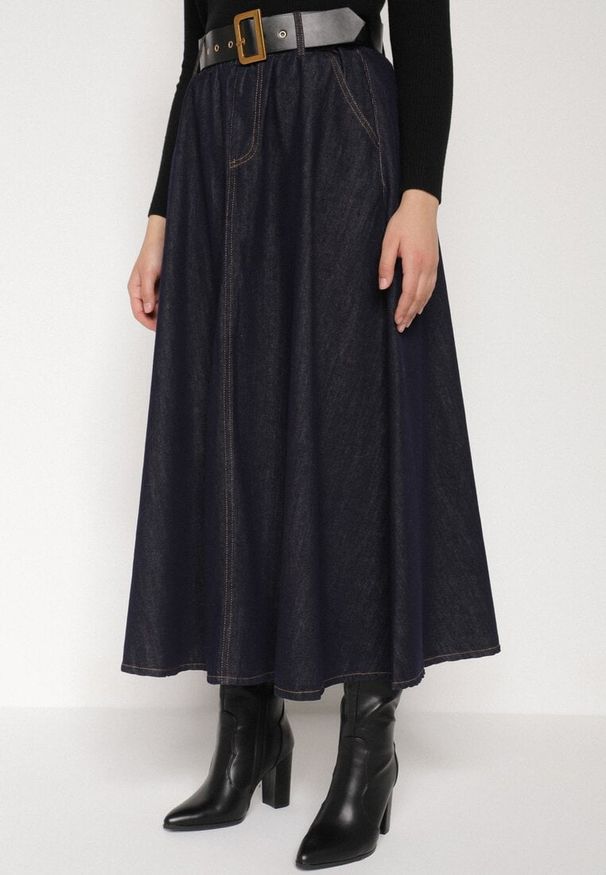 Born2be - Granatowa Jeansowa Spódnica Midi z Paskiem Suera. Kolor: niebieski. Materiał: jeans