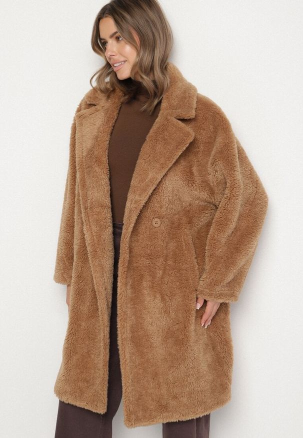 Born2be - Brązowy Dwurzędowy Płaszcz Teddy o Fasonie Oversize Anerre. Typ kołnierza: golf. Kolor: brązowy. Materiał: dzianina, wełna, jeans. Styl: elegancki
