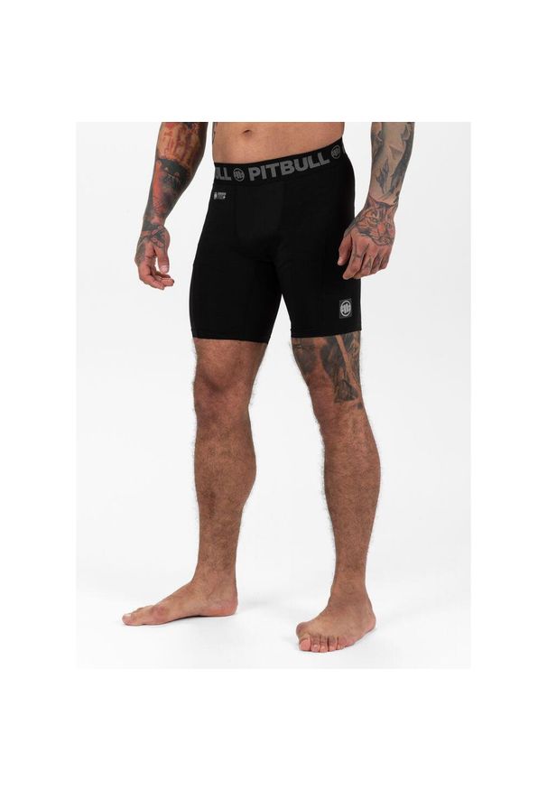 PITBULL - Spodenki męskie Pitbull kompresyjne Performance Pro Plus New Logo. Kolor: czarny. Długość: krótkie. Sezon: lato
