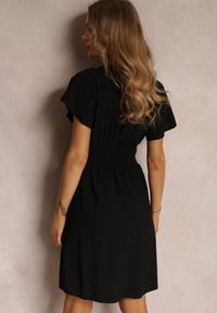Renee - Czarna Sukienka z Wiskozy Jadith. Kolor: czarny. Materiał: wiskoza. Długość rękawa: krótki rękaw. Wzór: gładki. Sezon: lato. Typ sukienki: kopertowe. Długość: mini