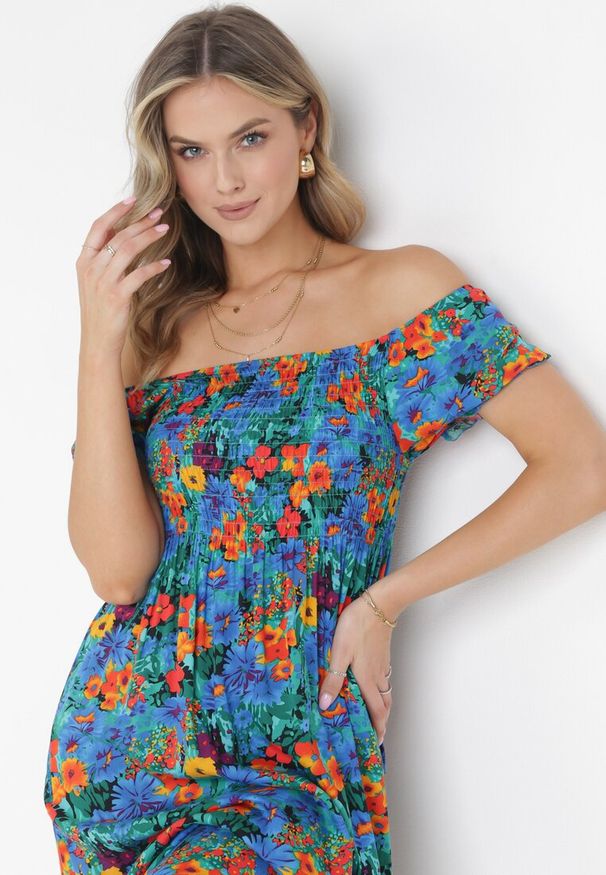 Born2be - Niebieska Sukienka z Wiskozy Midi Hiszpanka w Kwiaty Hallenes. Typ kołnierza: dekolt hiszpanka. Kolor: niebieski. Materiał: wiskoza. Wzór: kwiaty. Długość: midi