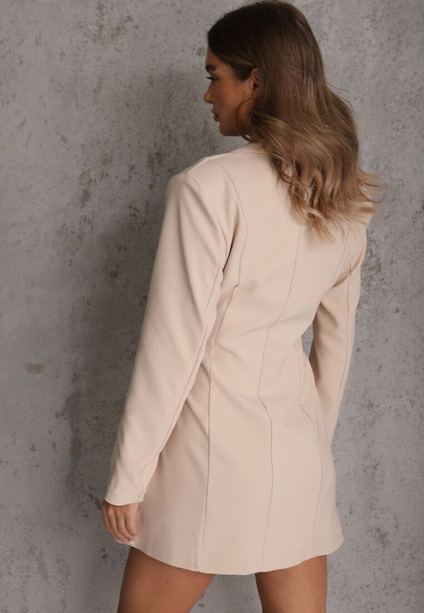 Renee - Beżowa Sukienka-Marynarka o Kopertowym Kroju z Wiązaniem w Pasie Verluva. Okazja: na co dzień. Kolor: beżowy. Materiał: poliester, jeans, elastan. Typ sukienki: kopertowe. Styl: casual, elegancki, klasyczny