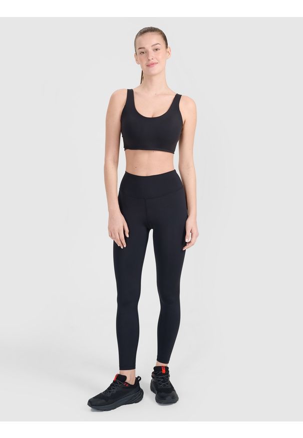 4f - 4F Legginsy treningowe damskie - czarne L. Kolor: czarny. Materiał: materiał, syntetyk, dzianina, włókno, elastan. Wzór: ze splotem, jednolity, gładki. Sport: fitness