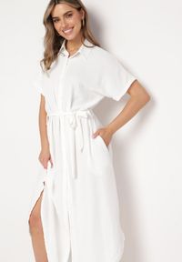 Born2be - Biała Sukienka Wiskozowa o Luźnym Koszulowym Kroju Wiązana w Talii Rionella. Kolor: biały. Materiał: wiskoza. Długość rękawa: krótki rękaw. Sezon: lato. Typ sukienki: koszulowe. Styl: klasyczny #5
