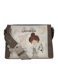 Torebka damska Anekke, na ramię z dekoracyjnym nadrukiem i metalowym logo zapinana na zamek z szerokim regulowanym paskiem oraz ozdobnym brelokiem, b. Kolor: brązowy. Wzór: nadruk #1