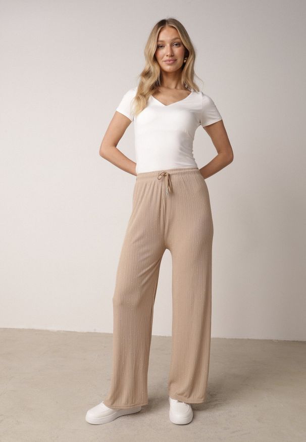 Born2be - Beżowe Szerokie Spodnie z Bawełną Zdobione Cyrkoniami Azilene. Okazja: na co dzień. Stan: podwyższony. Kolor: beżowy. Materiał: bawełna. Wzór: aplikacja. Styl: casual, klasyczny