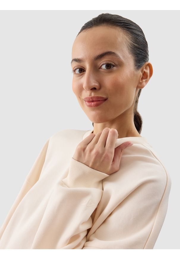 4f - 4F Bluza dresowa oversize nierozpinana bez kaptura damska - kremowa L. Okazja: na co dzień. Typ kołnierza: bez kaptura. Kolor: beżowy. Materiał: dresówka. Wzór: nadruk, gładki, ze splotem. Styl: casual, klasyczny, sportowy