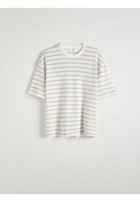 Reserved - T-shirt oversize w paski - złamana biel. Materiał: dzianina. Wzór: paski