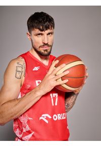 4f - 4F Koszulka reprezentacyjna z możliwością personalizacji męska 4F x PZKOSZ - czerwona M. Typ kołnierza: dekolt w serek. Kolor: czerwony. Materiał: syntetyk, włókno, materiał. Wzór: nadruk, napisy. Styl: klasyczny, sportowy