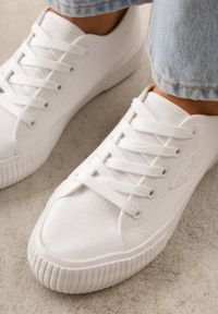 Born2be - Białe Trampki VICES na Grubej Podeszwie z Tłoczeniami z Trójkątną Aplikacją Bolirea. Nosek buta: okrągły. Zapięcie: sznurówki. Kolor: biały. Materiał: materiał. Wzór: aplikacja. Obcas: na obcasie. Wysokość obcasa: niski #8