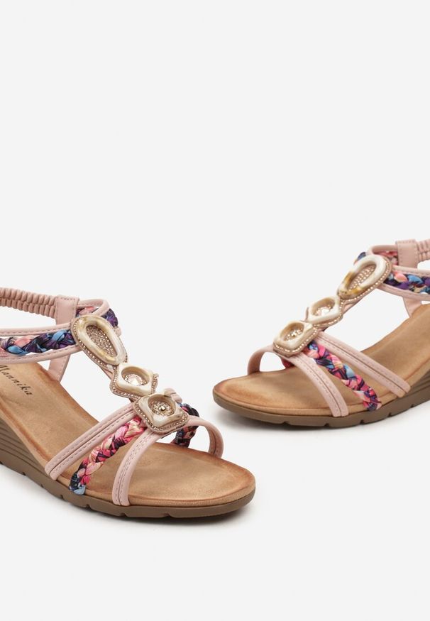 Born2be - Różowe Sandały na Koturnie Wsuwane Ozdobione Cyrkoniami Obleve. Okazja: na plażę, na co dzień, na spacer. Zapięcie: bez zapięcia. Kolor: różowy. Wzór: aplikacja. Sezon: lato. Obcas: na koturnie. Styl: casual, klasyczny