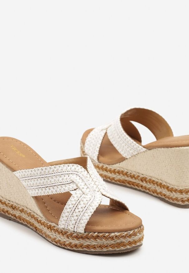 Born2be - Białe Klapki Vices na Koturnie z Plecionką Eravella. Okazja: na co dzień. Kolor: biały. Materiał: jeans. Sezon: lato. Obcas: na koturnie. Styl: elegancki, casual. Wysokość obcasa: średni
