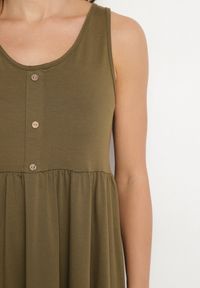 Born2be - Ciemnozielona Sukienka o Rozkloszowanym Kroju na Szerokich Ramiączkach z Guzikami Jenovira. Okazja: na co dzień. Kolor: zielony. Długość rękawa: na ramiączkach. Styl: casual #2