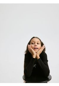 Reserved - Prążkowana koszulka z aplikacją - czarny. Kolor: czarny. Materiał: prążkowany. Wzór: aplikacja