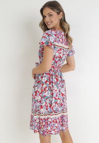 Born2be - Czerwona Rozkloszowana Sukienka z Gumką w Talii Angely. Kolor: czerwony. Materiał: materiał, tkanina, wiskoza. Wzór: kwiaty. Typ sukienki: kopertowe #4