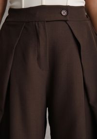 Renee - Brązowe Szeroki Szorty Eleganckie Bermudy High Waist z Zaszewkami w Talii Choniala. Okazja: na spotkanie biznesowe. Stan: podwyższony. Kolor: brązowy. Styl: elegancki #3