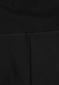 Renee - Czarne Tenisowe Spódnico-Spodenki z Elastycznego Materiału Natennia. Okazja: na co dzień. Kolor: czarny. Materiał: materiał. Styl: casual, sportowy #2