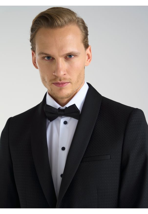 Pako Lorente - PAKO LORENTE – Wełniana czarna marynarka smokingowa w mikrowzór. Okazja: na sylwestra, na studniówkę, na ślub cywilny, na wesele. Kolor: czarny. Materiał: wełna