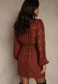 Renee - Bordowa Sukienka z Tkaniny Plumeti o Kopertowym Fasonie Zenisala. Okazja: na imprezę. Kolor: czerwony. Materiał: tkanina. Typ sukienki: kopertowe. Styl: elegancki #3