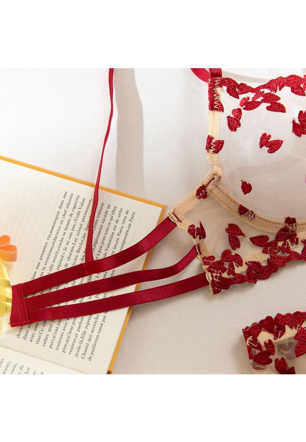 Intica - Komplet bielizny z haftem i dopasowaniem do sylwetki KaraLynn. Kolor: czerwony. Materiał: materiał. Wzór: haft