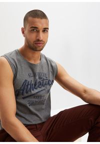 bonprix - Koszulka bez rękawów (2 szt.) z czystej bawełny. Kolor: niebieski. Materiał: bawełna. Długość rękawa: bez rękawów. Wzór: nadruk. Styl: sportowy #1