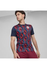 Puma - Męska koszulka przedmeczowa z krótkim rękawem FC Red Bull Salzburg PUMA. Kolor: czerwony, niebieski, wielokolorowy. Długość rękawa: krótki rękaw. Długość: krótkie. Sport: piłka nożna
